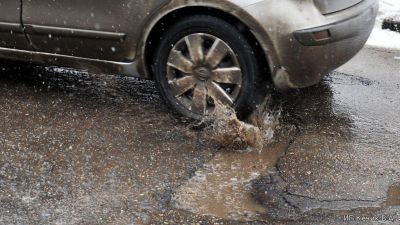 колесом в яму Влетел в ямку